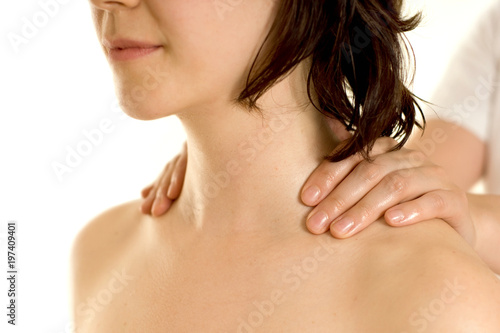 sitzende frau genießt massage mit öl