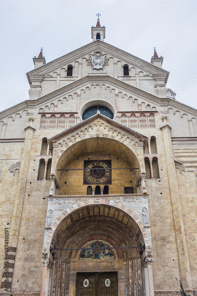 Obraz premium Verona Cathedral (Cattedrale Santa Maria Matricolare or Duomo di Verona) - Romanesque style Catholic cathedral in Verona, northern Italy, dedicated to the Blessed Virgin Mary. Italy.