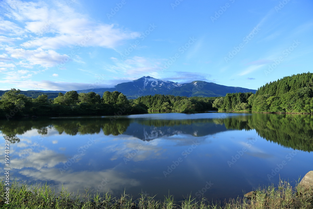 Obraz premium 夏の大潟溜池と鳥海山 Ogatatameike and Mt.Chokai in summer / Nikaho, Akita, Japan