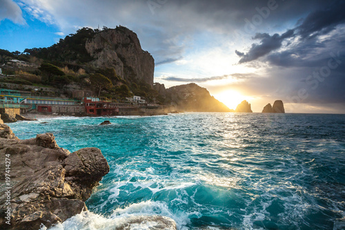 Obraz na płótnie Breathtaking sunrise on Faraglioni rock in Capri w salonie
