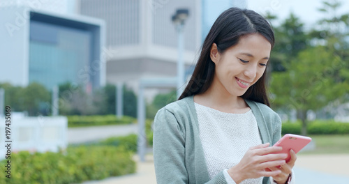 Foto Woman use of smart phone at outdoor