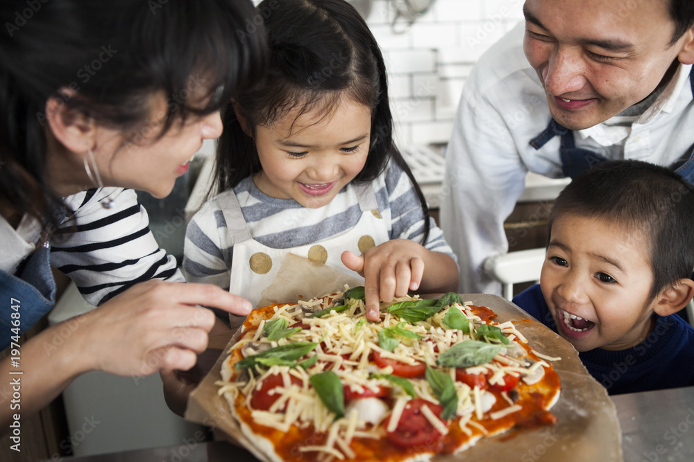 ピザを作っています。綺麗にトッピングができ他ので焼きます。子供達も大満足の出来栄え。