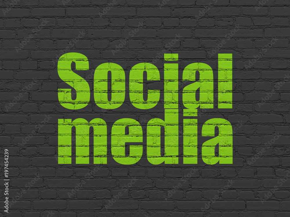 Obraz premium Social media concept: Painted green text Social Media on Black Brick wall background
