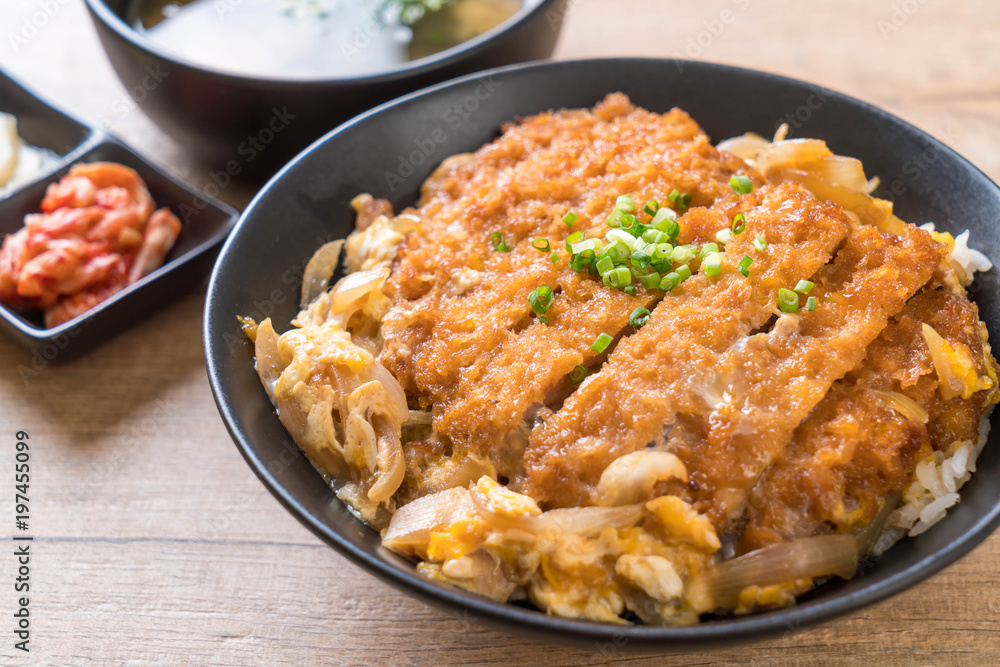 fried pork cutlet rice bowl (Katsudon)