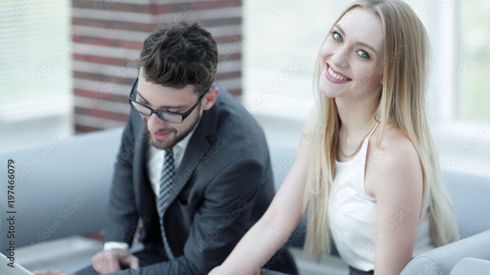 manager and client browsing information on the laptop.