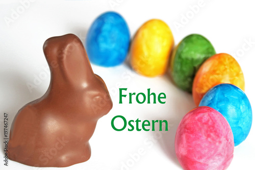 Foto Easter greeting card with chocolate bunny and multi colored eggs