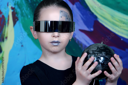 технологии будущего, виртуальная реальность, девушка в очках 3Д