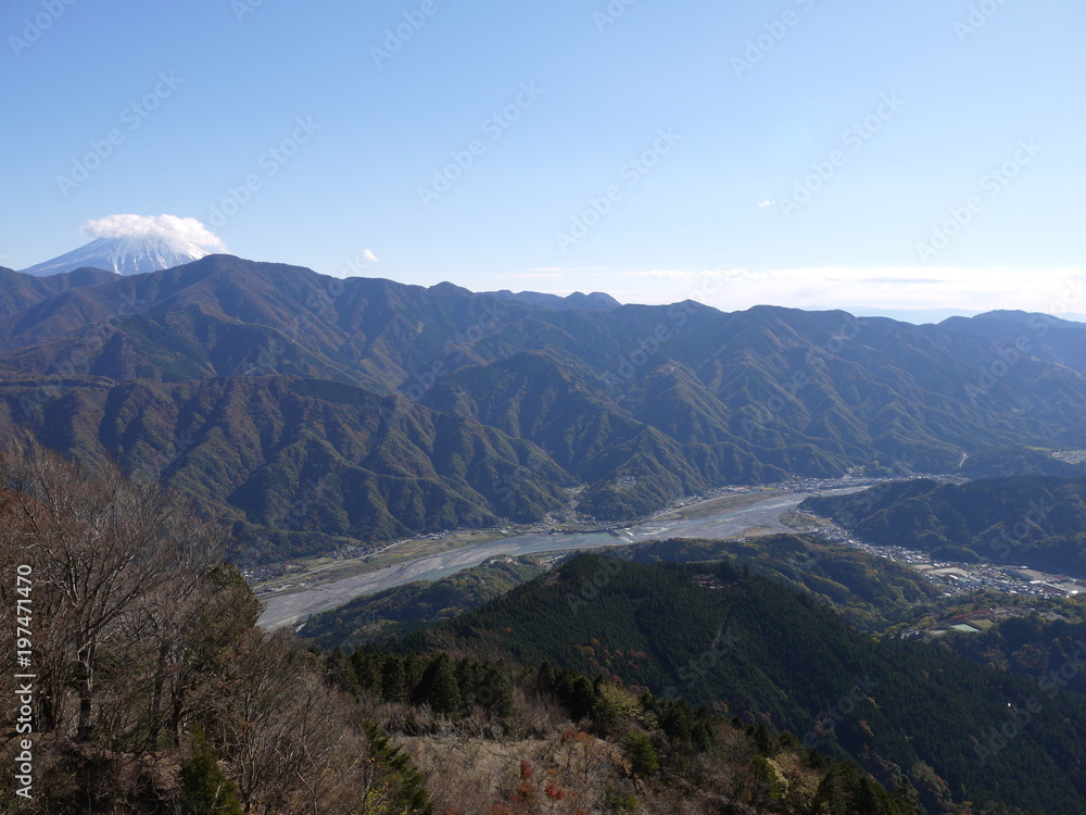Fototapeta premium 身延山からの富士山と富士川。身延 山梨 日本。11月中旬。