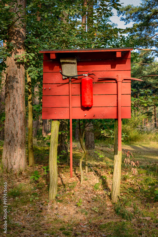 Zur Bekämpfung eines Waldbrandes: Notfalltafel mit Feuerschaufel, Spitzhacke und Feuerlöscher in einem Brandenburger Naturpark Dahme-Heideseen Zur Bekämpfung eines Waldbrandes: Notfalltafel mit Feuerschaufel, Spitzhacke und Feuerlöscher in einem Brandenburger Naturpark Dahme-Heideseen
