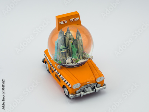 taxi de nueva york con bola de cristal de nieve con rascacielos souvenir