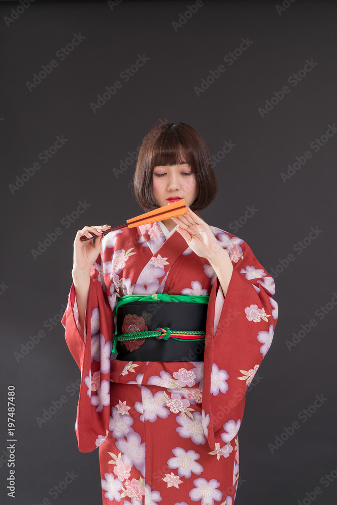 Fototapeta premium 着物 大和撫子 黒背景 日本舞踊 扇子