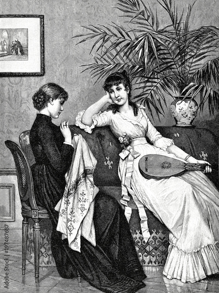 Zwei junge Frauen unterhalten sich im Wohnzimmer