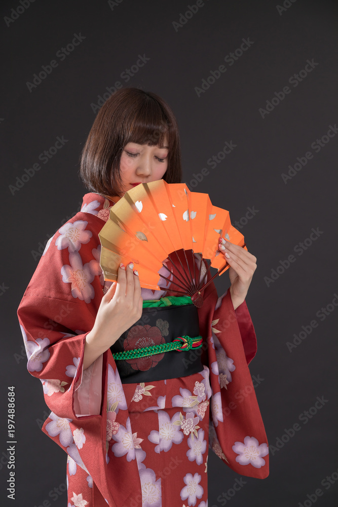 着物 大和撫子 黒背景 日本舞踊 扇子 Stock 写真 Adobe Stock