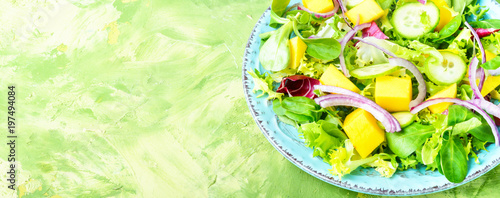 Lettuce salad with mango slices