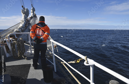 Фототапет member of the crew ist watching the sea