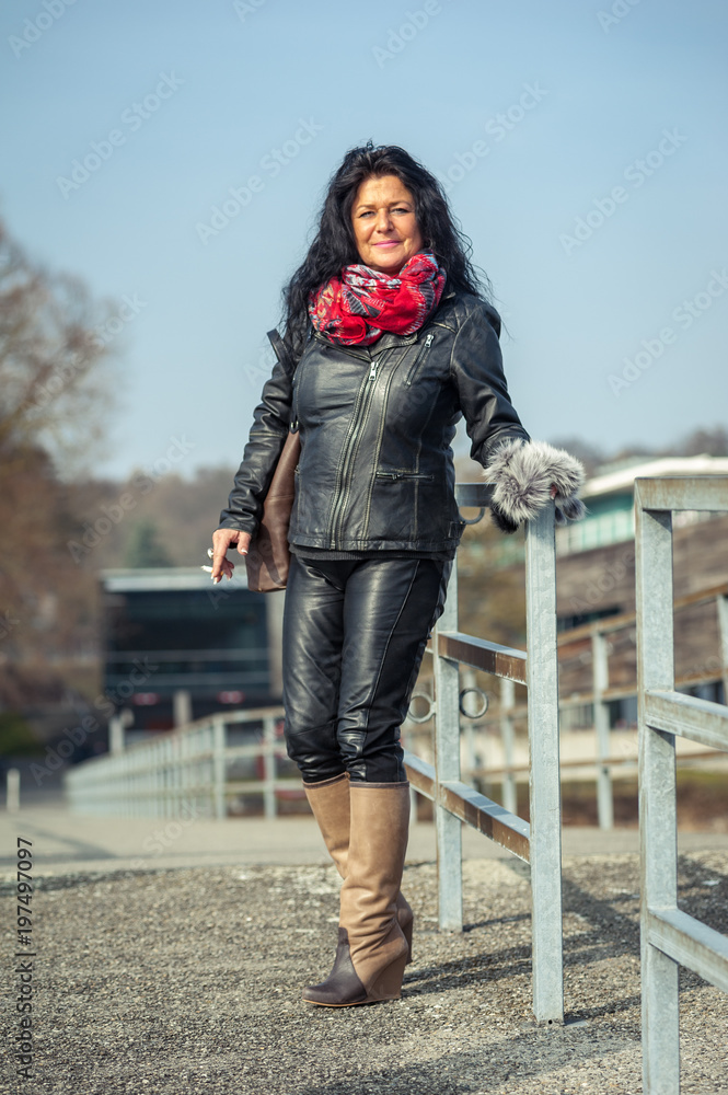 Lady in the mid 40s Lady in the mid 40s