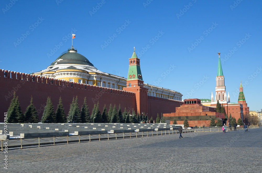 Obraz premium Moscow, Russia - March 19, 2018: The Moscow Kremlin and the Lenin Mausoleum on Red square in Moscow