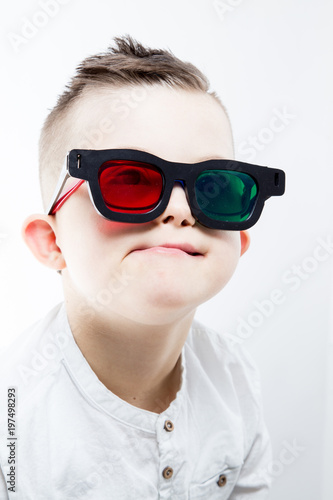 Chłopiec z zespołem downa na rehabilitacji wzroku © doroguzenda