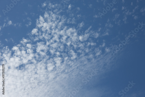 Weiße Wolken am blauen Sommer Himmel © Dr. N. Lange