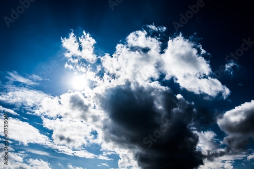 Bluer Wolkenhimmel mit Sonne in der Schweiz