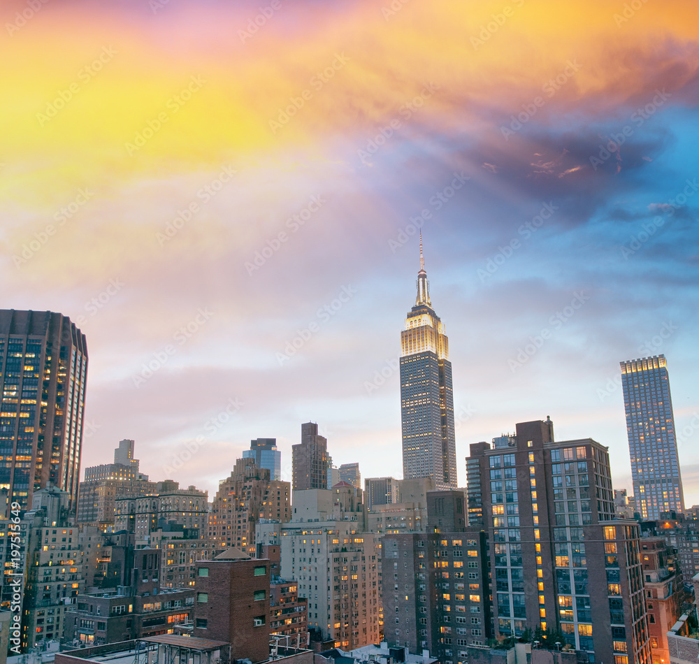 Fototapeta premium Manhattan skyline at sunset, aerial view from rooftop