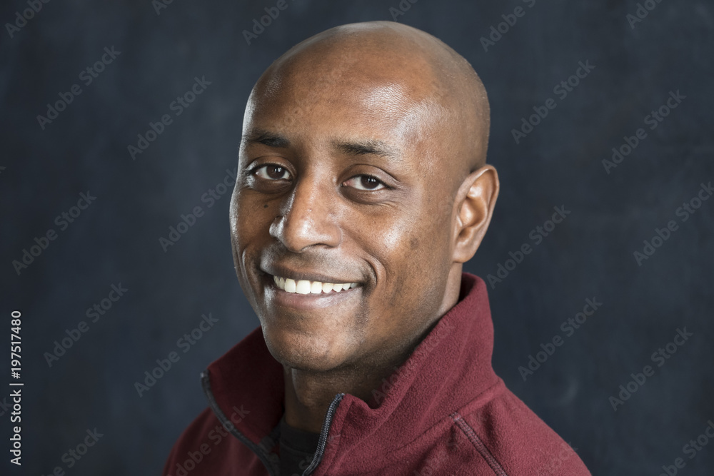 Obraz premium Portrait of a black man with a shaved head smiling