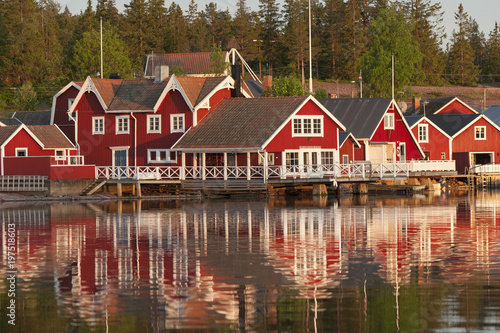 Schwedische Holzhäuser im landestypischen rot, Höga Kusten, Schweden
