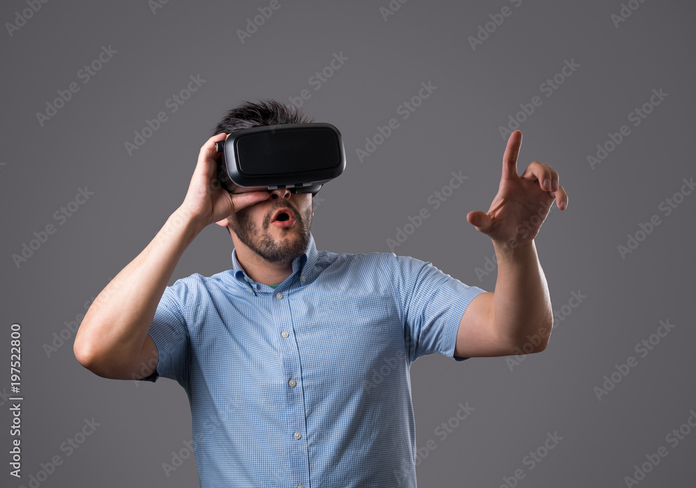 Naklejka premium Bearded guy in virtual reality