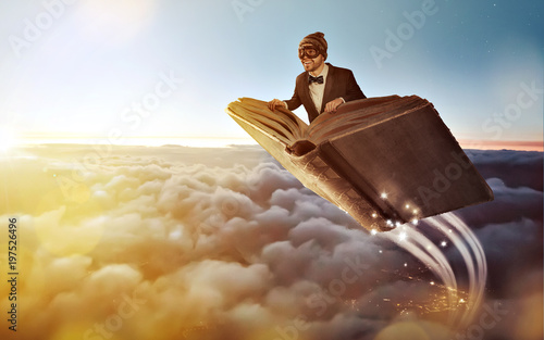 Fliegendes Buch über den Wo...