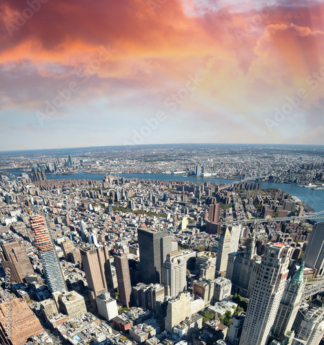 Fototapeta Naklejka Na Ścianę i Meble -  Aerial view of Manhattan from city rooftop