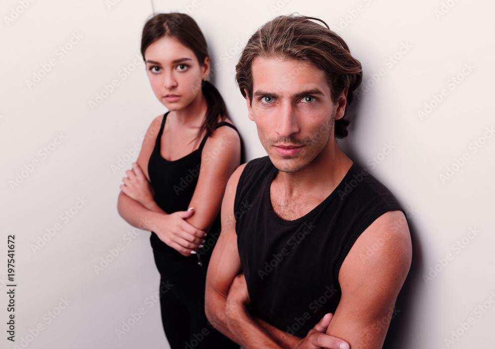 Obraz premium serious young couple standing near the wall