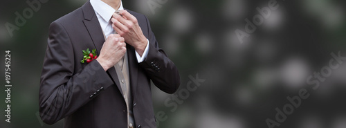 Bräutigam richtet vor der Trauung seine Krawatte