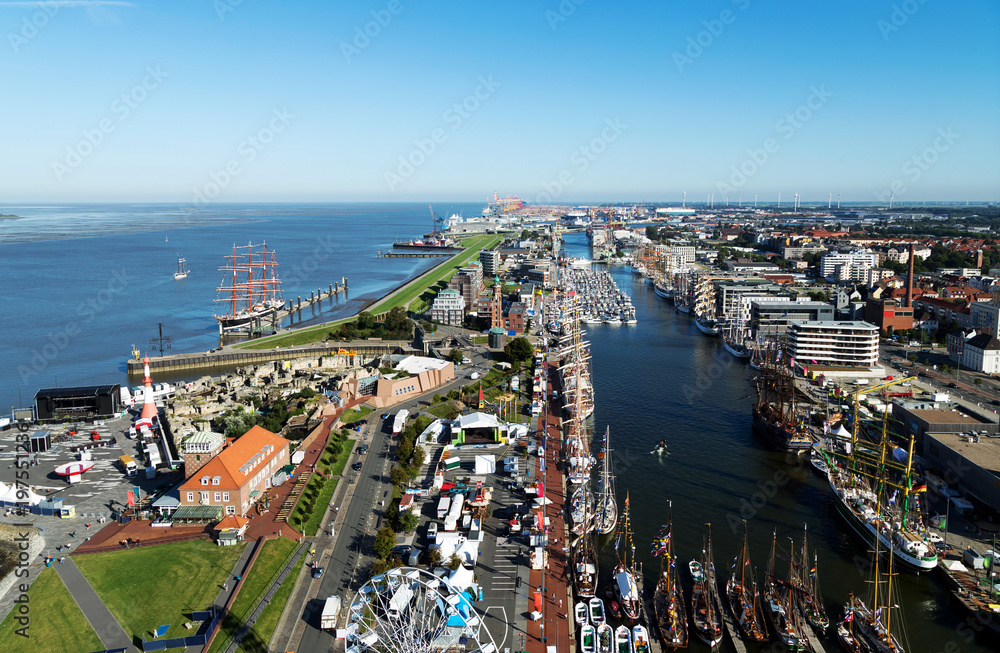 Blick auf Bremerhaven und die Hafenanlagen  während der Sail, Seglertreffen in Norddeutschland