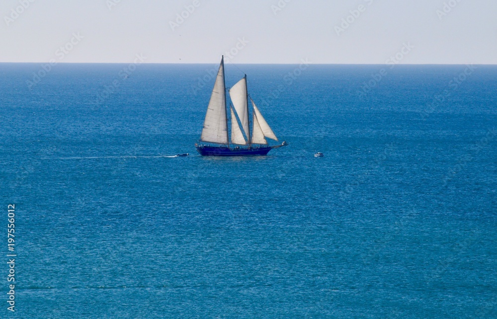 Segelschiff mit weissen Segeln auf dem Meer