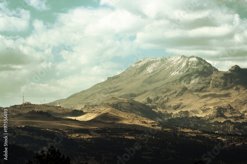 Fototapeta Naklejka Na Ścianę i Meble -  Volcan inactivo  con nuebes