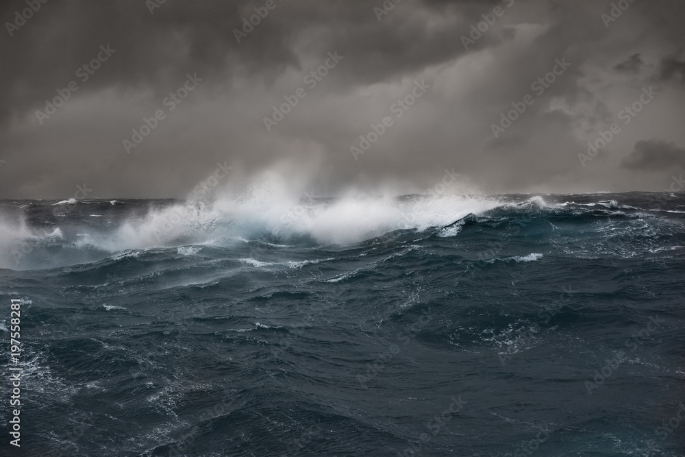 Obraz premium fala morska w Oceanie Atlantyckim podczas burzy