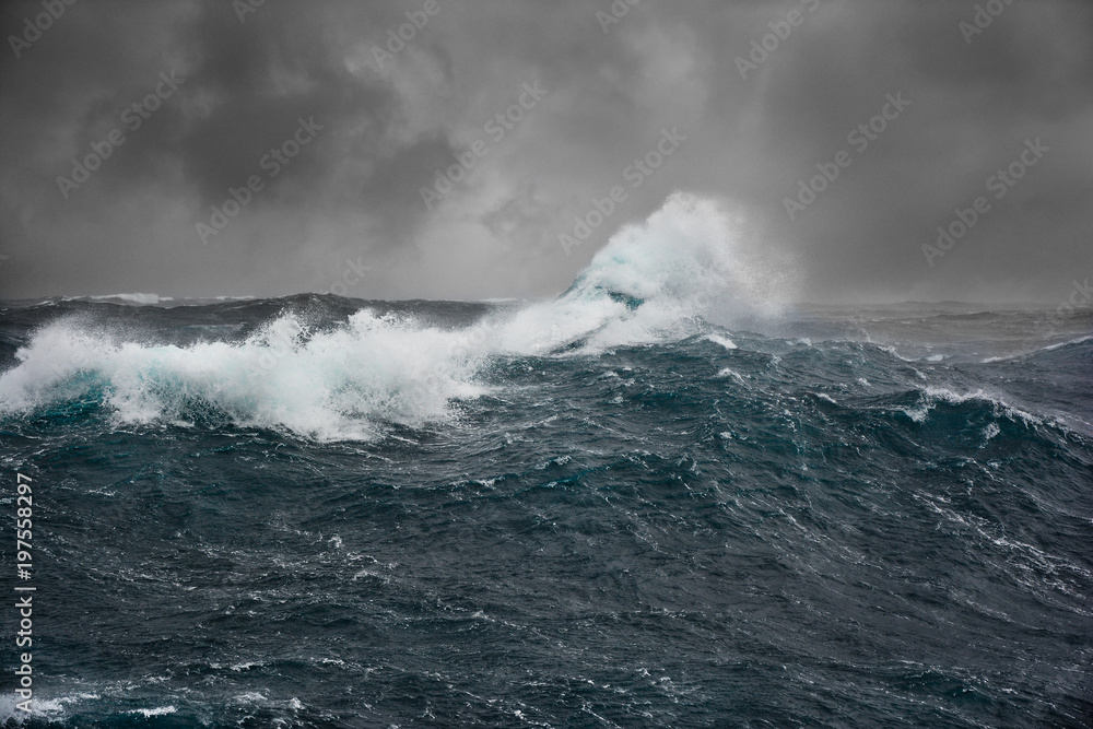 Naklejka premium fala morska na Oceanie Atlantyckim podczas sztormu