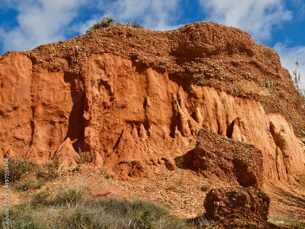 Leuchtend rote Felsen am Algarve Strand Falesia in Portugal Leuchtend rote Felsen am Algarve Strand Falesia in Portugal