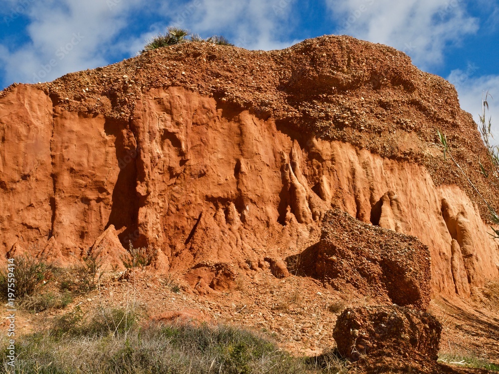 Leuchtend rote Felsen am Algarve Strand Falesia in Portugal