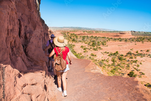 Fotografia People  hiking on  Delicate Arch trail