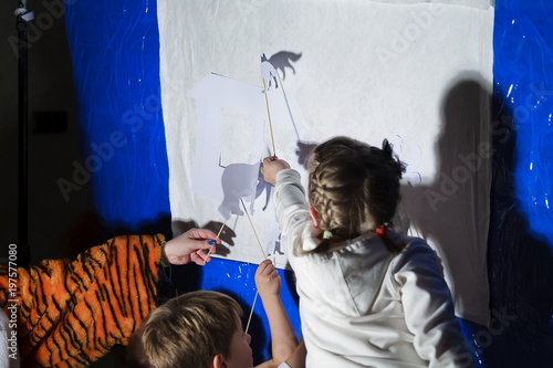 Billede på lærred Children play in the shadow theatre