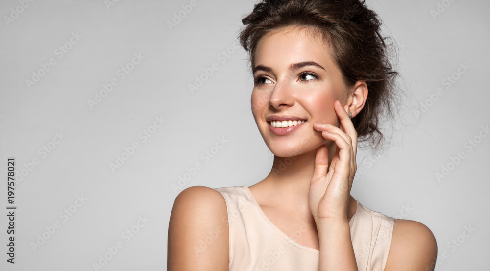 Fototapeta premium Portret młodej kobiety z doskonałej skóry piękny uśmiech i naturalny makijaż