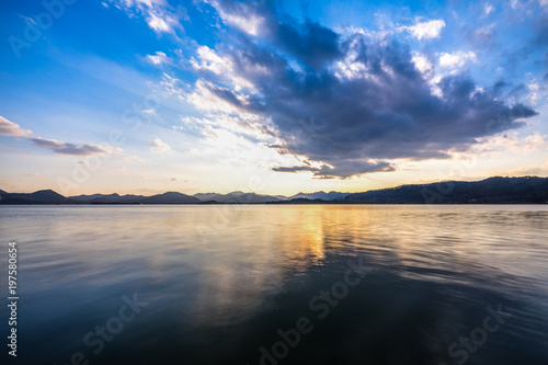 wet lake in hangzhou china