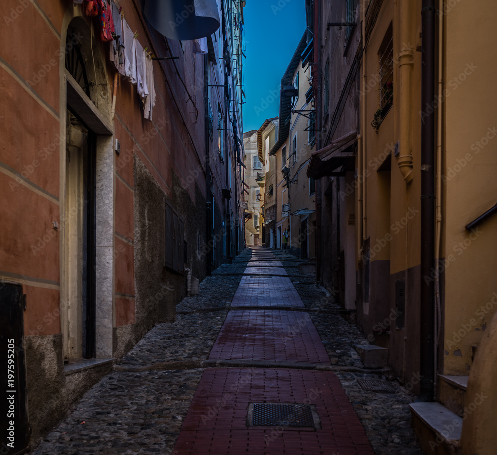 Fototapeta premium Wąskie i ciemne uliczki włoskiego miasta Ventimiglia