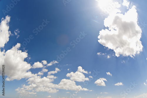 青空と雲と太陽