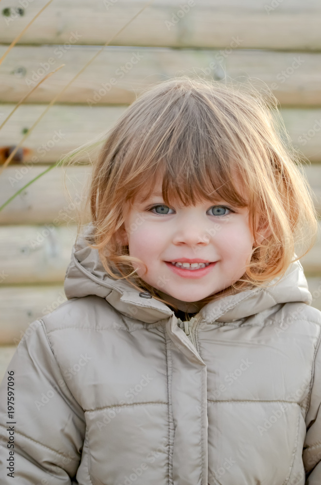 belle jeune fille dans son blouson d'hiver belle jeune fille dans son blouson d'hiver