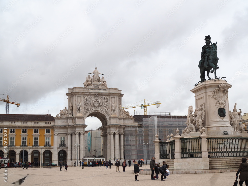 Fototapeta premium : The Rua Augusta Arch is a marble triumphal historical monument and main attraction on Commerce Square (Praca do Comercio) in Lisbon, Portugal
