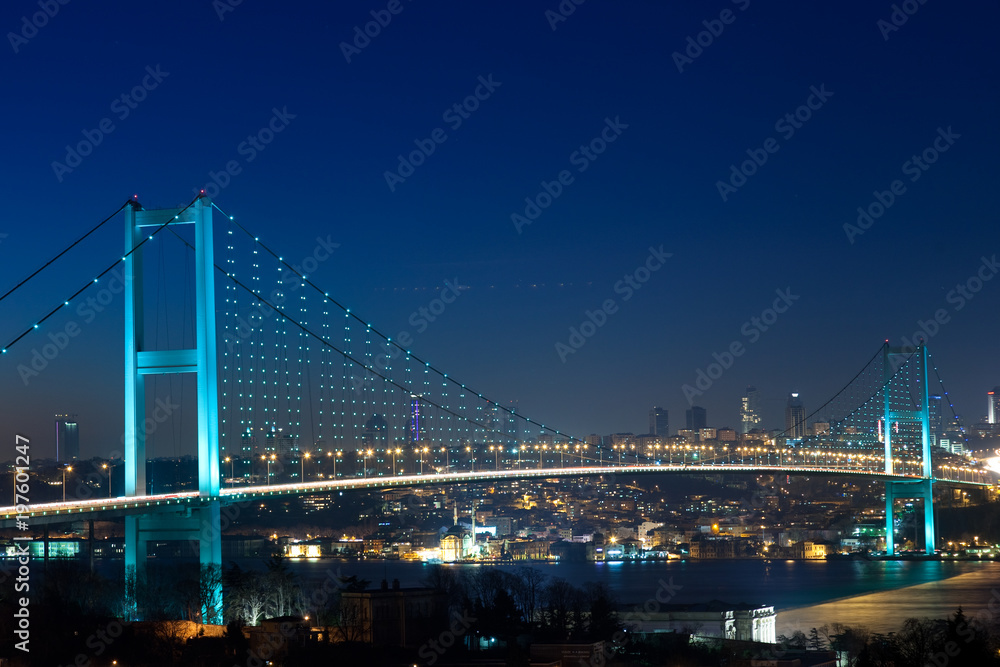 Obraz premium Istanbul Bosphorus Bridge at night