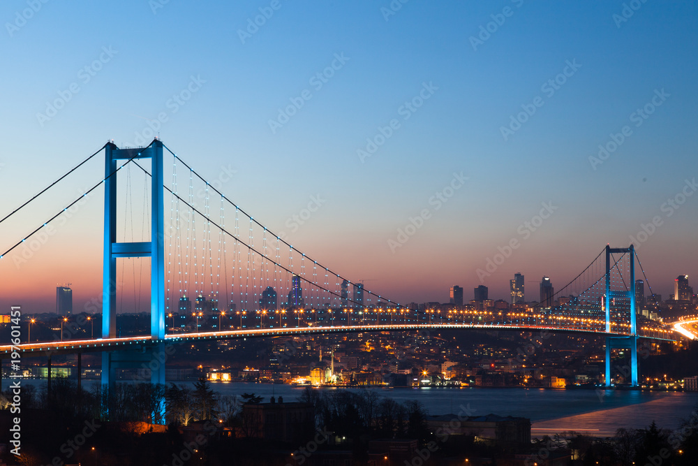 Obraz premium Most Bosfor w Stambule w nocy