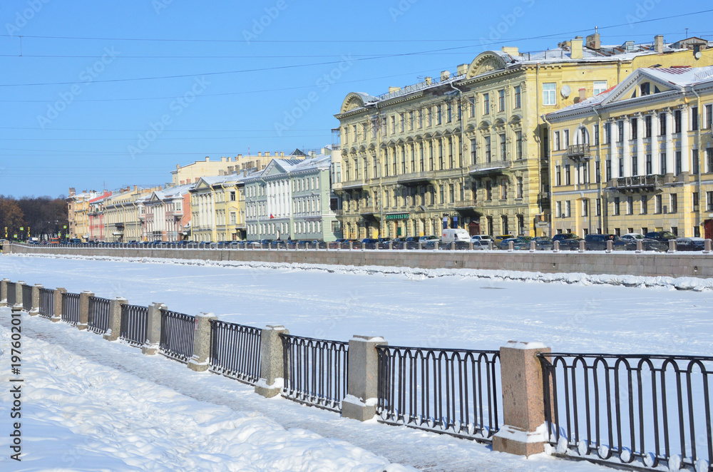 Санкт-Петербург, автомобильный затор на набережной реки Фонтанки зимой в ясный день. Дома 24, 26, 28, 30